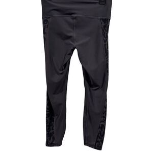 Underarmour cropped gray mid rise Athletic leggings Size M